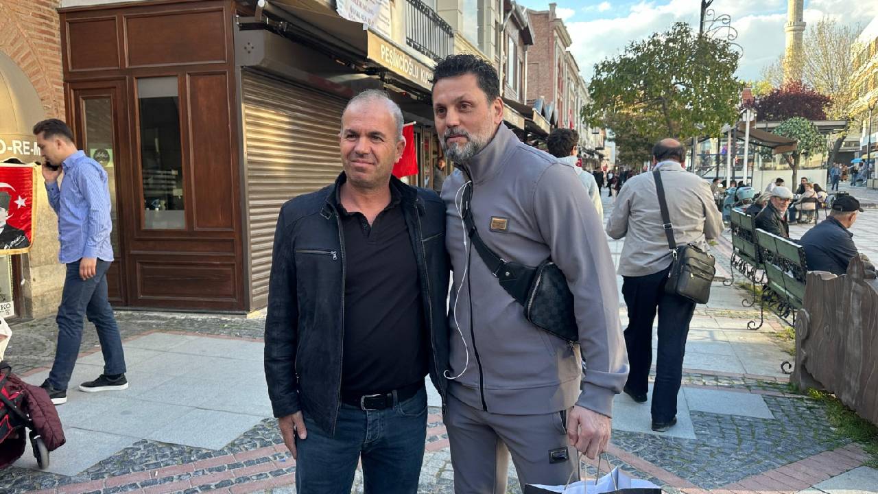 Deneyimli teknik direktör Erol Bulut, aile tatili için geldiği Edirne'de Saraçlar Caddesi'nde vatandaşlarla sohbet etti, fotoğraf çektirdi.